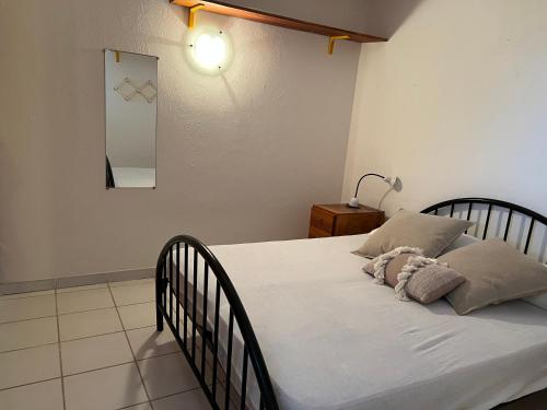 a bed with white sheets and pillows in a bedroom at Oro 60 in Conca