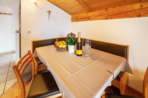 a table with wine glasses and a bowl of fruit at Lingerhof Alpenrose in Meltina