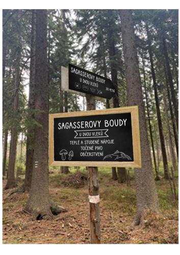 a sign in the middle of a forest with trees at Sagasserovy boudy U Dvou vleků in Pec pod Sněžkou