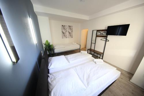 Postel nebo postele na pokoji v ubytování LUXOMES: Aparthotel Nürnberg Zentrum Süd
