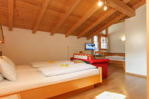 A bed or beds in a room at Landgasthof Seisenbergklamm