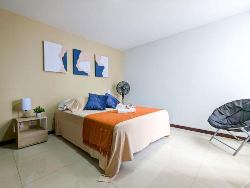 ein Schlafzimmer mit einem Bett und einem Stuhl in der Unterkunft Apartamento Completo Poblado - Ubicacion Central con Parqueadero in Medellín