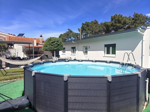 una gran piscina con una valla alrededor en Cabedelo Seaside Guesthouse, en Viana do Castelo