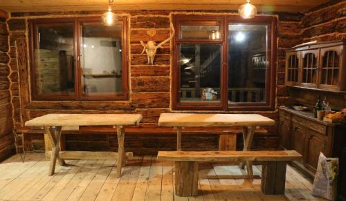 kuchnia z 2 drewnianymi ławkami w pokoju w obiekcie Szczerbanówka na Maniowie w mieście Maniów