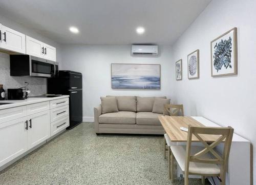 uma cozinha e sala de estar com um sofá e uma mesa em Private King Suite in Miami em Miami
