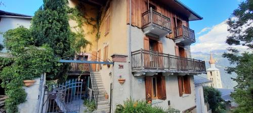 un bâtiment avec des balcons sur le côté dans l'établissement Appartement spacieux aux Chapelles avec vue sur montagne, à Les Chapelles