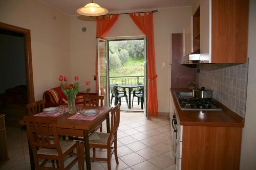 eine Küche mit einem Tisch und ein Esszimmer mit Aussicht in der Unterkunft Casalbergo Curciosrl in Belmonte Calabro
