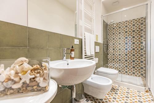 a bathroom with a sink and a toilet at Appartamenti Panoramici Piazza delle Erbe in San Gimignano