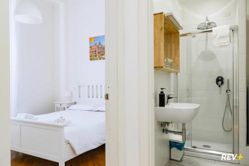 ローマにあるMecenate Apartment Colosseumのバスルーム(ベッド1台、シンク、シャワー付)