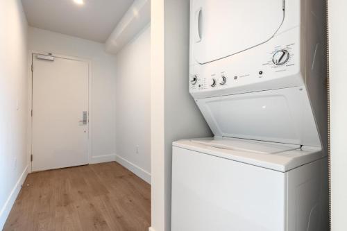a kitchen with a washer and dryer in a room at Mar Vista 1BR w in-unit WD Gym nr Venice Beach LAX-136 in Los Angeles