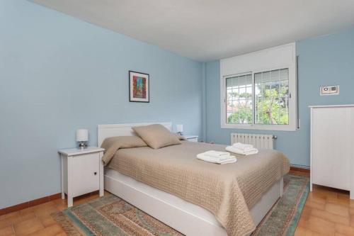 カステルデフェルスにあるHHBCN Beach Apartment Castelldefels #3のベッドルーム1室(青い壁のベッド1台、窓付)