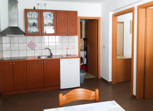Kuchyň nebo kuchyňský kout v ubytování Apartments Igor