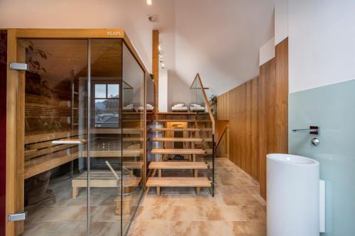 eine Treppe in einem Haus mit Glaswänden in der Unterkunft Ziehrerhaus in Strobl