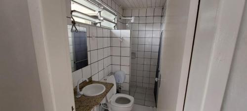 uma pequena casa de banho com WC e lavatório em Floripa Hostel em Florianópolis