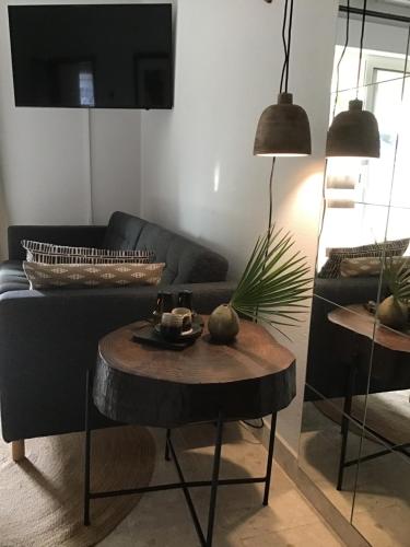 een woonkamer met een bank en een tafel bij Villa Lantana in Vir