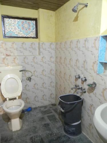 un baño con inodoro y lavabo en Hillock By In Vogue, en Dharamshala