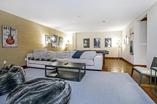The Vail Collection at the Ritz Carlton Residences Vailにあるシーティングエリア