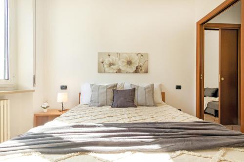 ein Schlafzimmer mit einem großen Bett und einem Spiegel in der Unterkunft Virginia Apartments in Parma