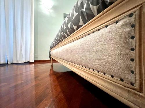Posto letto in camera con pavimento in legno. di Inn Sistina Home a Roma