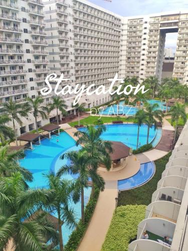 - Vistas a la piscina del complejo en Shell Residences near MOA arena, en Manila