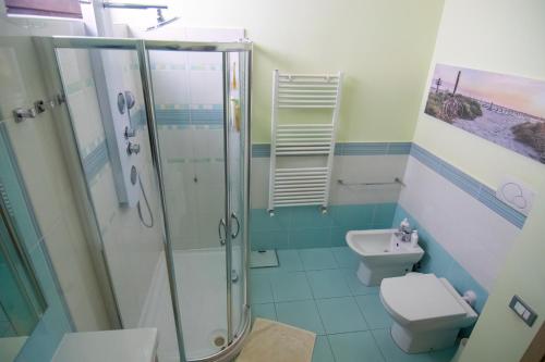 La salle de bains est pourvue d'une douche, de toilettes et d'un lavabo. dans l'établissement Civico 101, à Minturno
