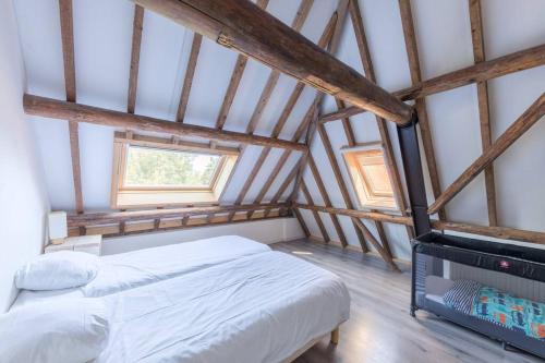 1 dormitorio con 1 cama en el ático en Ballumerhoeve Skip lodge, en Ballum