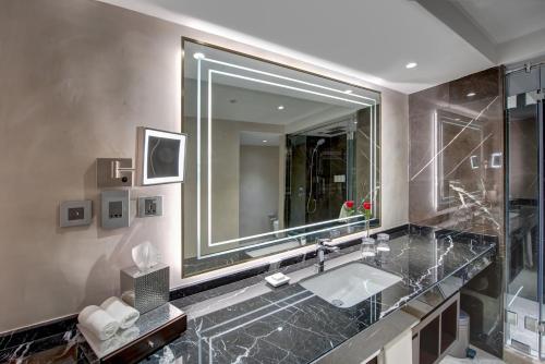 Ein Badezimmer in der Unterkunft InterContinental Muscat by IHG