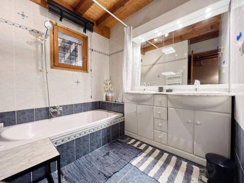 ein Badezimmer mit einer Badewanne und einem Waschbecken in der Unterkunft Chalet Samoëns, 4 pièces, 6 personnes - FR-1-624-17 in Samoëns