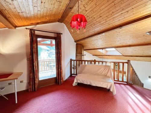 1 dormitorio con cama y techo de madera en Chalet Samoëns, 4 pièces, 6 personnes - FR-1-624-17, en Samoëns