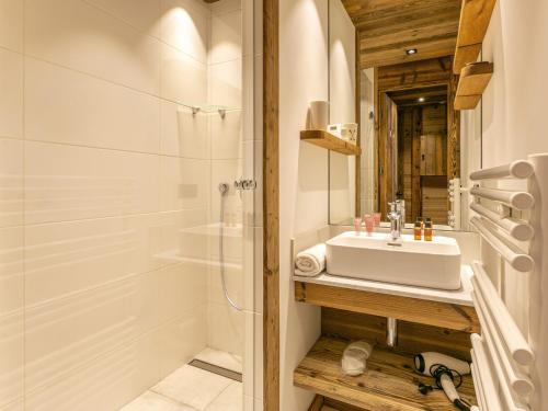 une salle de bain avec un lavabo et une douche dans l'établissement Appartement de prestige au pied des pistes avec wifi, parking couvert, et balcon exposé Est - FR-1-694-153, à Val dʼIsère