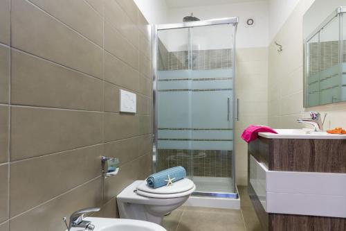 トッレ・パリにあるRegina del Salentoのバスルーム(トイレ、シャワー、シンク付)