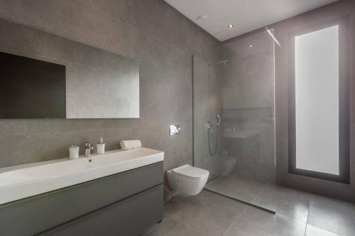 La salle de bains est pourvue d'un lavabo, de toilettes et d'une douche. dans l'établissement Villa Menara, personnels inclus, à Marrakech