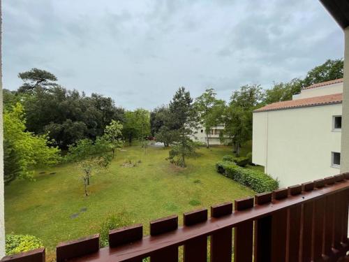 d'un balcon offrant une vue sur la cour. dans l'établissement Studio calme à 2 pas de la plage avec balcon et garage - FR-1-550-17, à Saint-Georges-de-Didonne