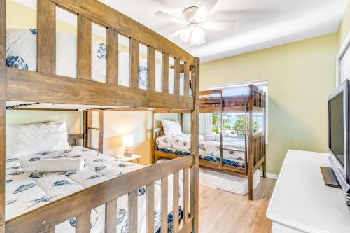 布雷登頓海灘的住宿－Sunset Villa 2，一间卧室配有两张双层床和一台平面电视