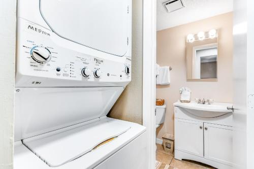 een witte koelkast in een badkamer met een wastafel bij Sunset Villa 2 in Bradenton Beach