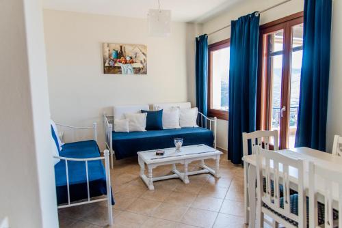 Korissia的住宿－Villa Cavo d' Oro，客厅配有蓝色的沙发和桌子