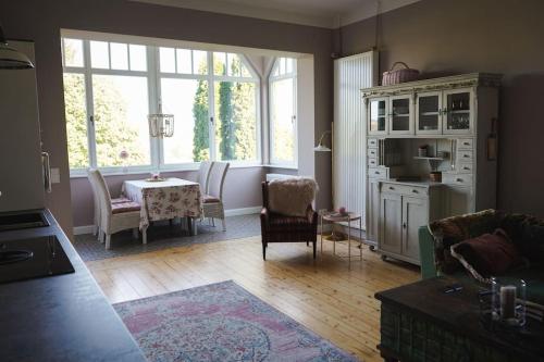 - un salon avec une table et des chaises dans l'établissement Villa Rosa - Sky, à Detmold