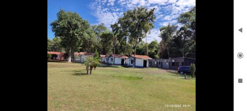 eine Gruppe von Häusern auf einem Feld mit einem Hof in der Unterkunft Dom Del'Gaudio Melhor lugar do mundo in Foz do Iguaçu