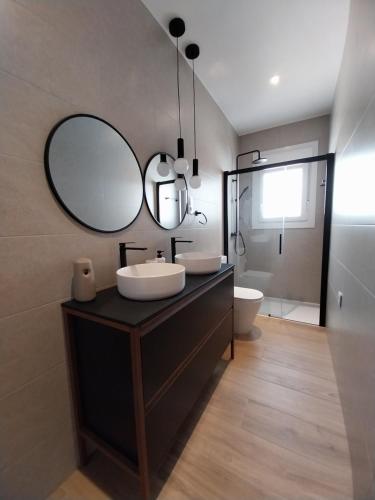 a bathroom with a sink and a mirror at Alojamientos rurales Arbonaida in Baños de la Encina