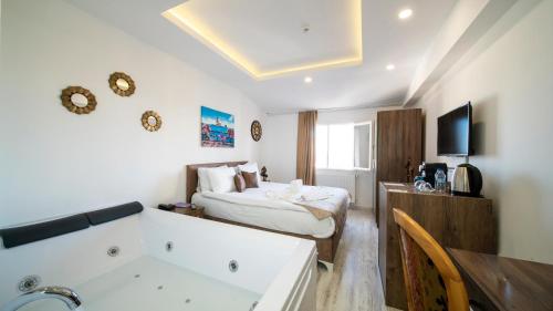 een slaapkamer met een bed en een bad in een kamer bij Zeugma Hotel Sultanahmet in Istanbul