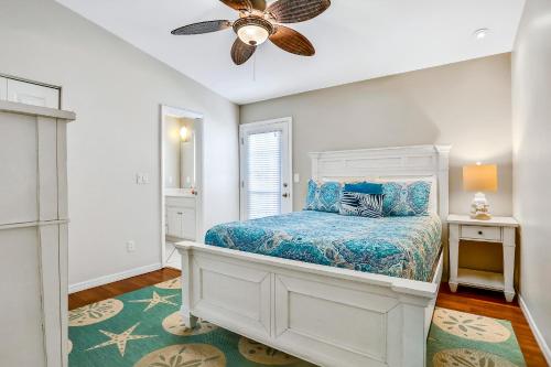 Ένα ή περισσότερα κρεβάτια σε δωμάτιο στο Inviting beach house - walk to beach, shopping & dining