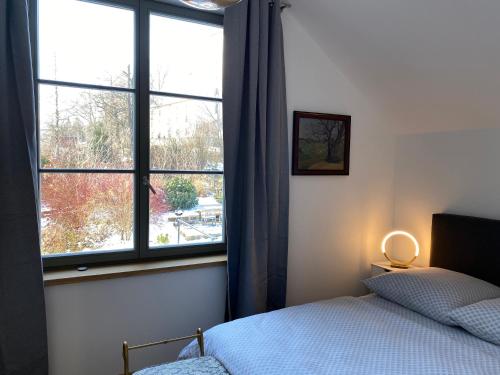 PapstdorfにあるHaus Charlotteのベッドと大きな窓のある寝室