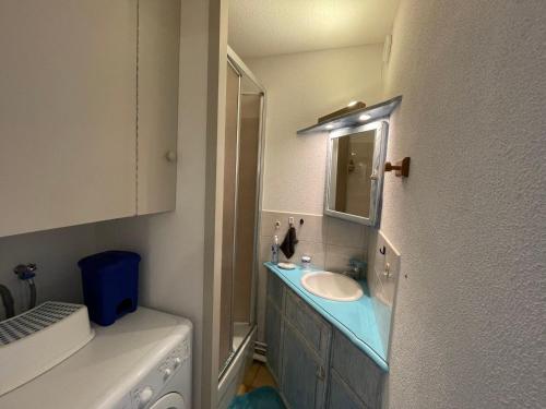 une salle de bain avec un lavabo et un miroir dans l'établissement Studio Centre-St Palais avec Terrasse et Garage, Proche Plages et Attractions - FR-1-550-28, à Saint-Palais-sur-Mer