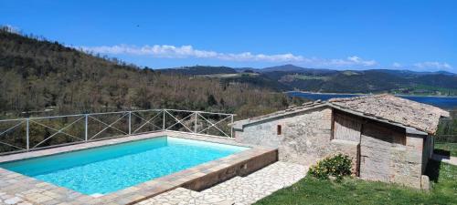 Gallery image of CASALE AL LAGO con PISCINA E SAUNA in Corbara