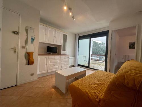 une chambre avec un lit, une table et une fenêtre dans l'établissement Appartement T2 avec Terrasse à 300m de la Plage de Saint-Georges-de-Didonne - FR-1-550-32, à Saint-Georges-de-Didonne