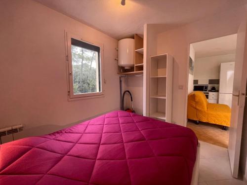- une chambre avec un grand lit rose dans l'établissement Appartement T2 avec Terrasse à 300m de la Plage de Saint-Georges-de-Didonne - FR-1-550-32, à Saint-Georges-de-Didonne