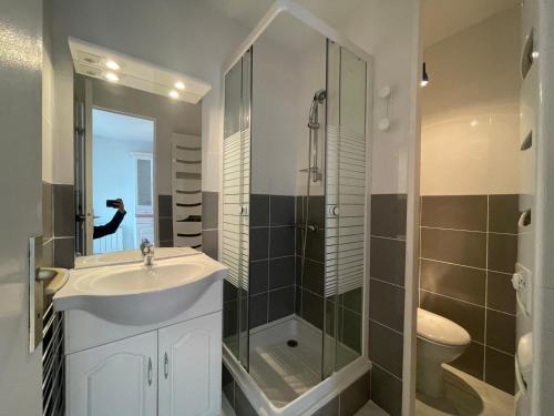 une salle de bain avec un lavabo, une douche et des toilettes dans l'établissement Appartement T2 avec Terrasse à 300m de la Plage de Saint-Georges-de-Didonne - FR-1-550-32, à Saint-Georges-de-Didonne