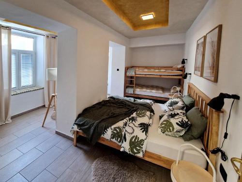 1 dormitorio con cama y ventana en Apartment Center Rogaška - Pubyland en Rogaška Slatina
