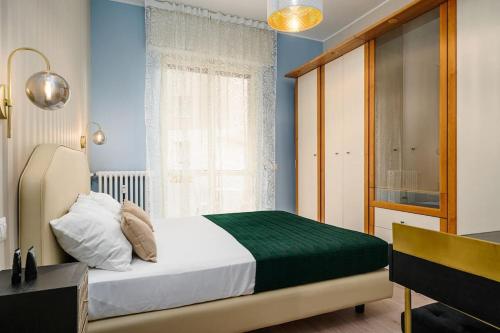 Giường trong phòng chung tại Appartamento di design in zona Niguarda