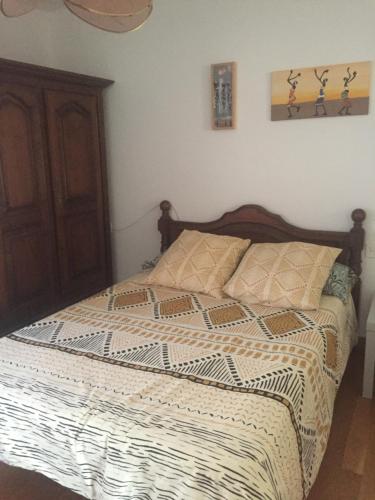 um quarto com uma cama com um edredão em Vista Alegre em Zarautz